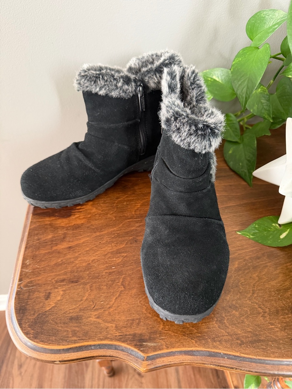 Khombu Black Faux-Fur Trim Winter Ankle Boots. Size 9